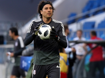 En medio de un tumulto y desorden llegó Guillermo Ochoa a México