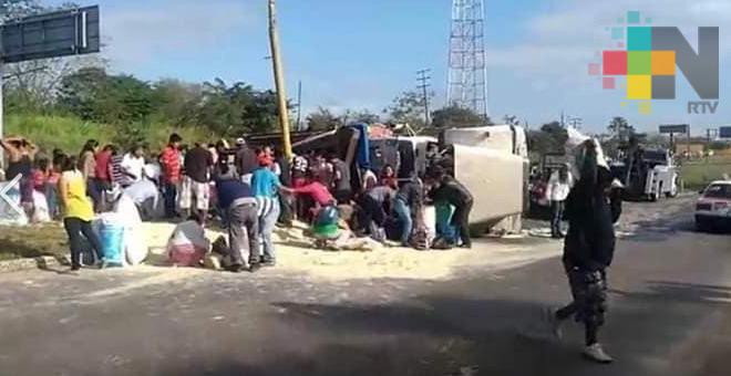Rapiña tras volcar tráiler que transportaba azúcar