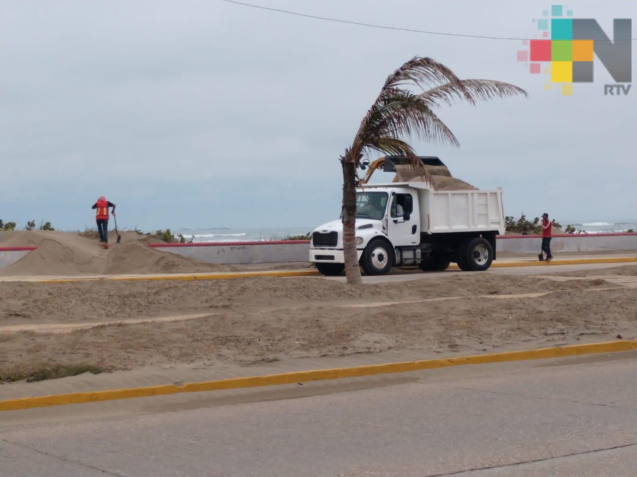 Cierran malecón de Coatzacoalcos por montículos de arena ocasionados por evento de “Norte”