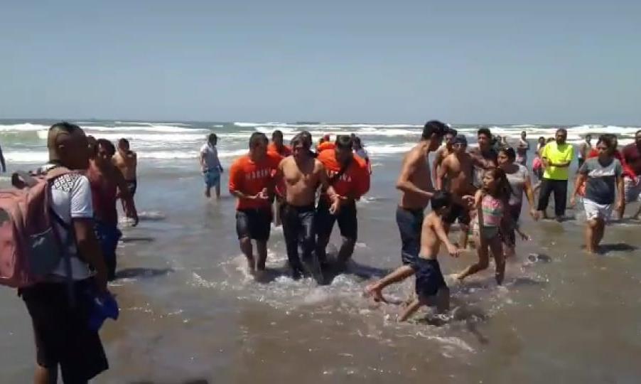 Rescatan elementos de Marina a personas a punto de ahogarse