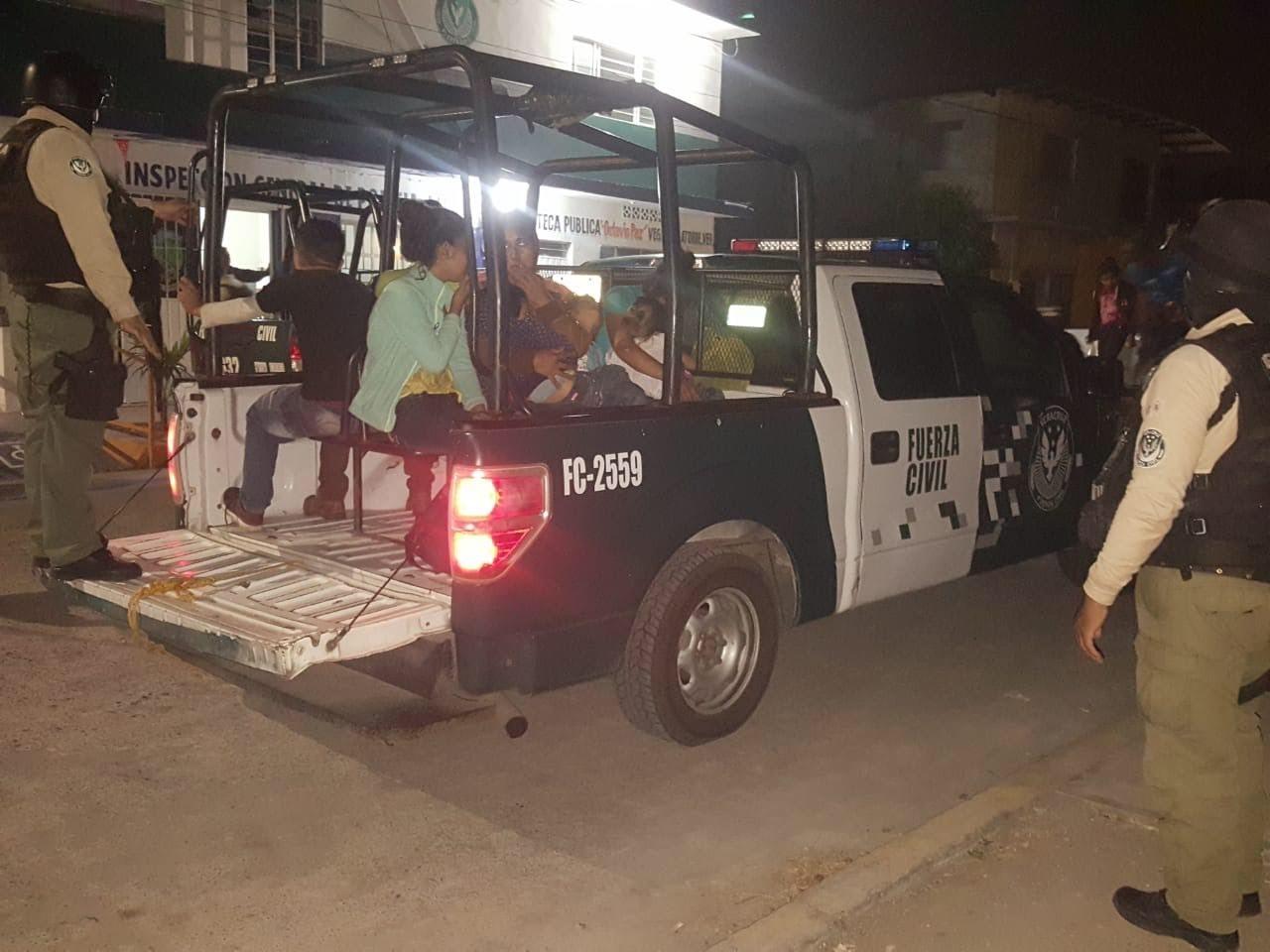 Auxilian Policía Federal y Fuerza Civil a 75 migrantes, por volcadura de tráiler