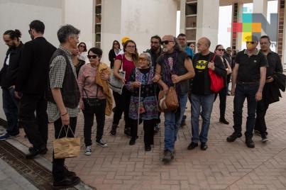 Entre ovaciones y aplausos sepultan a Armando Vega Gil