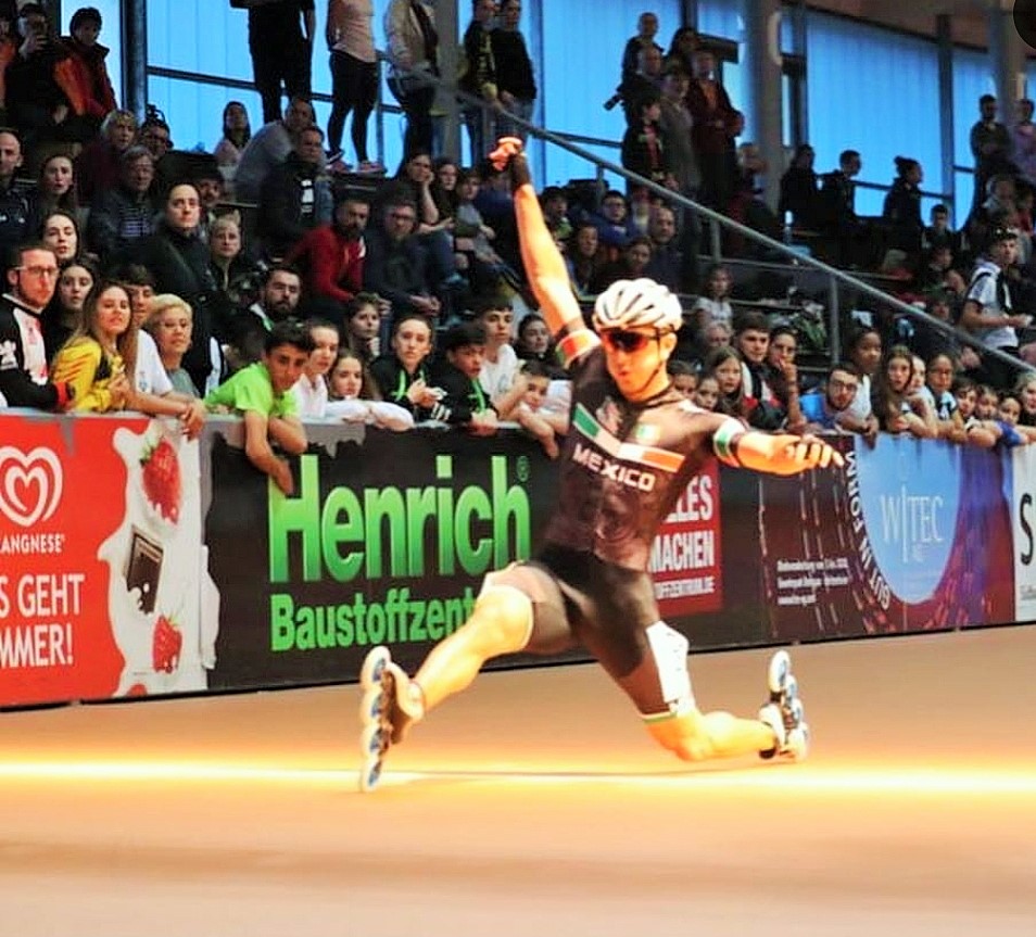 Abre patinador Mike Páez con tres preseas su gira europea