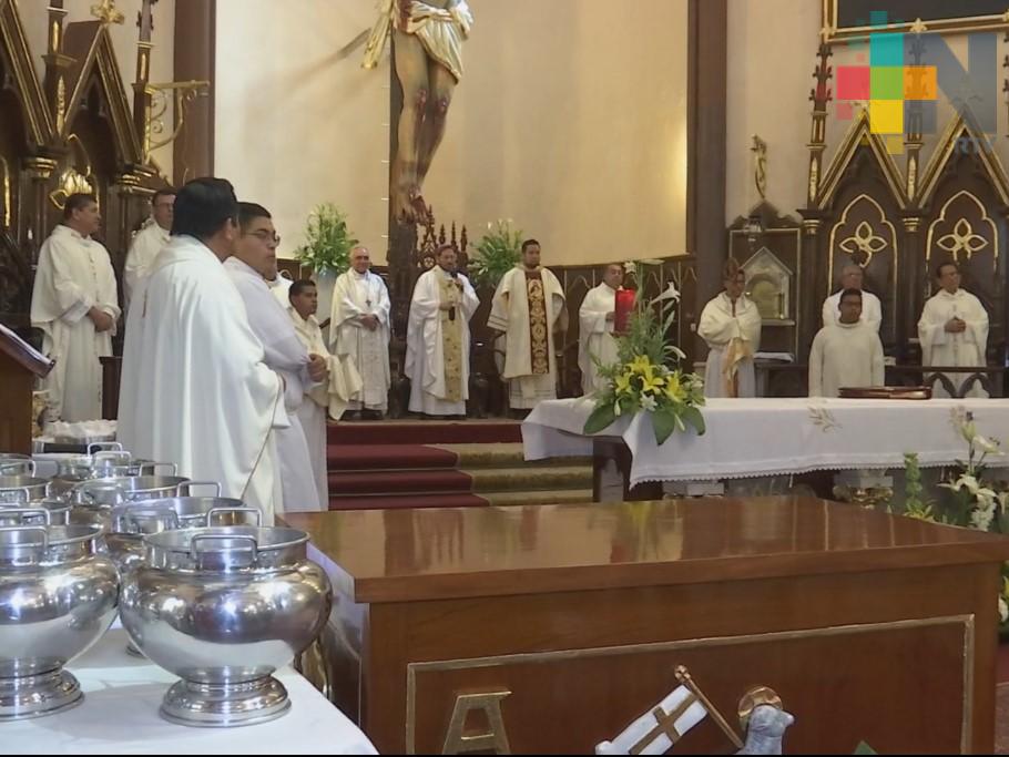 Celebran misa del Santo Crisma en catedral de Xalapa