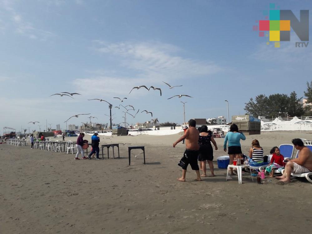 A pesar del ligero viento, turistas disfrutan playas de Boca del Río