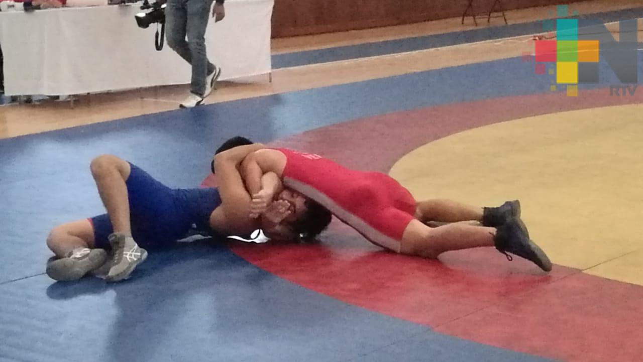 Concentrados luchadores veracruzanos rumbo a la Olimpiada Nacional