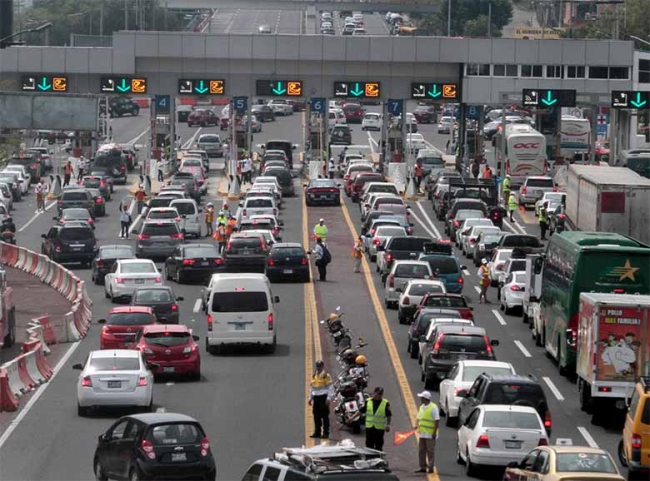 Autopistas México-Puebla y México-Cuernavaca, con carga vehicular