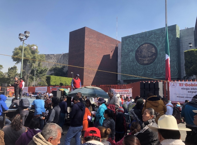 Llegan maestros de la CNTE a la Cámara de Diputados