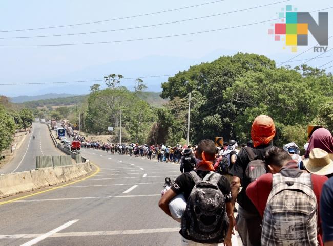 Más de mil migrantes permanecen a orillas del río Huixtla; otros miles avanzan