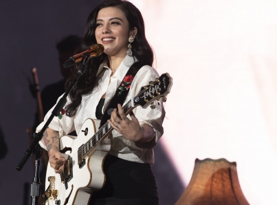 Mon Laferte desborda talento, simpatía y sensualidad en Tijuana