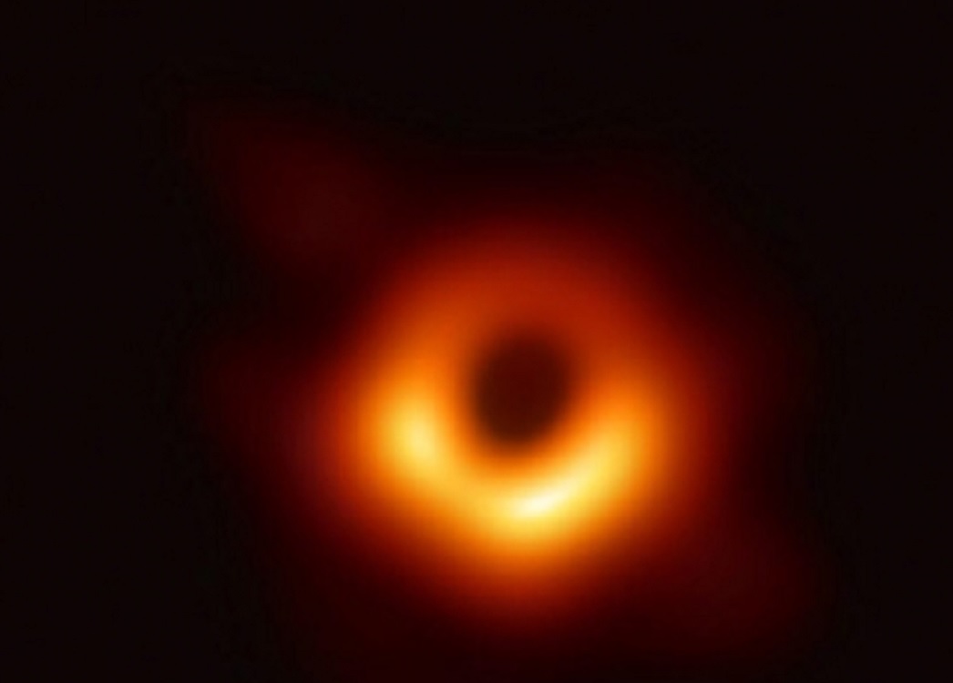 Astrónomos presentan al mundo la primera imagen de la sombra de un agujero negro