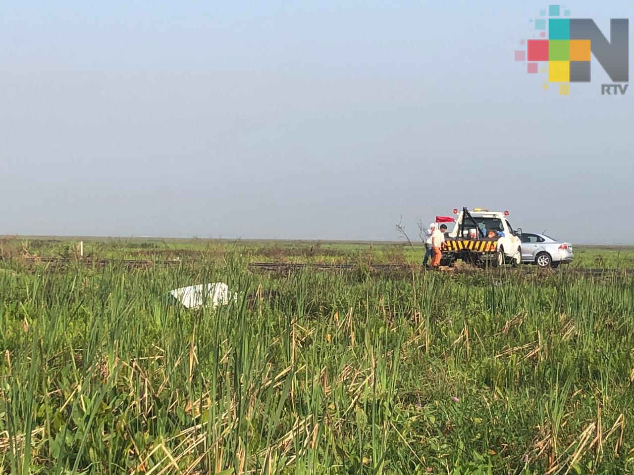 Camioneta se sale de carretera Coatza – Mina y termina en pantano