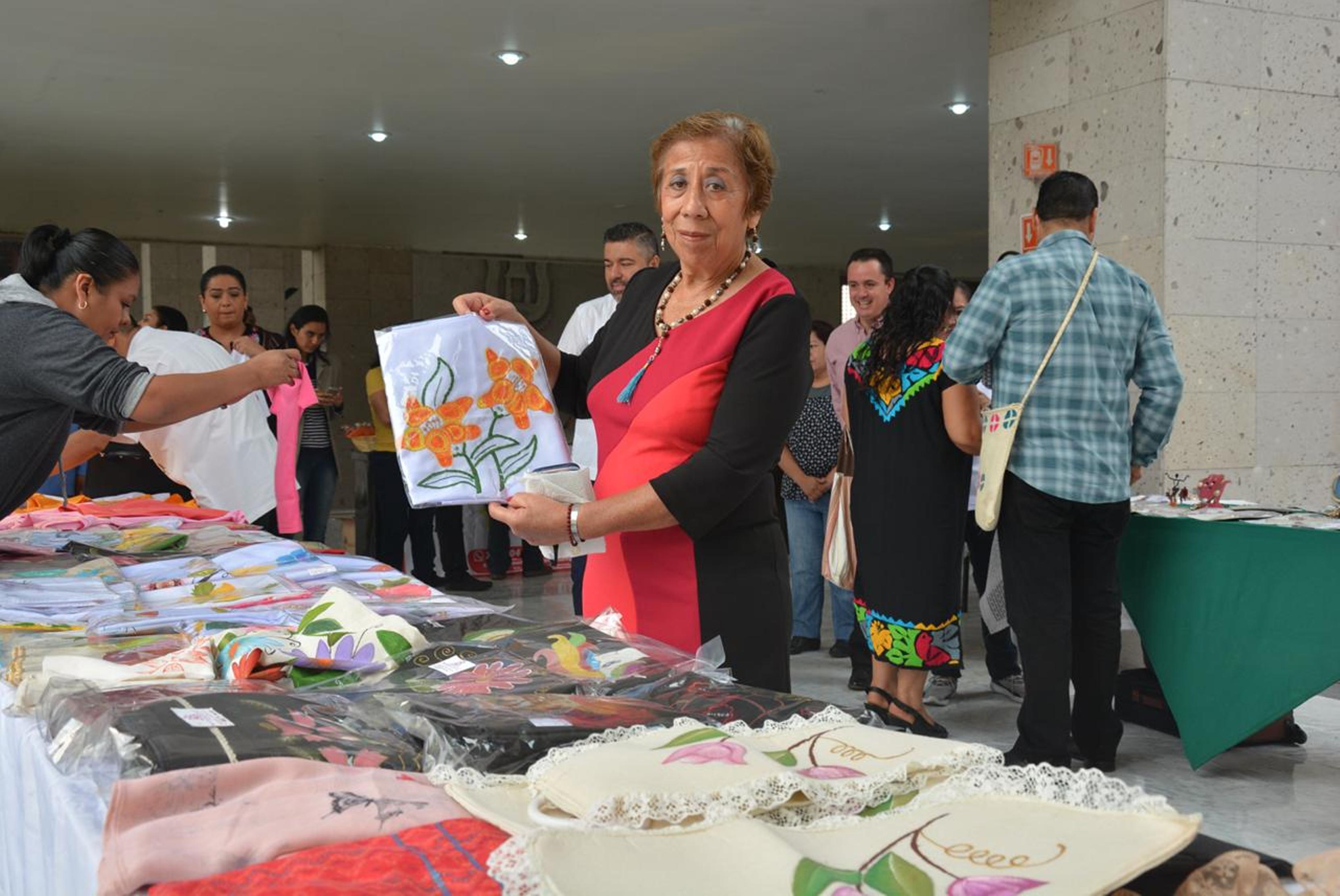 Artesanos de Las Altas Montañas exponen sus trabajos en el Congreso del Estado