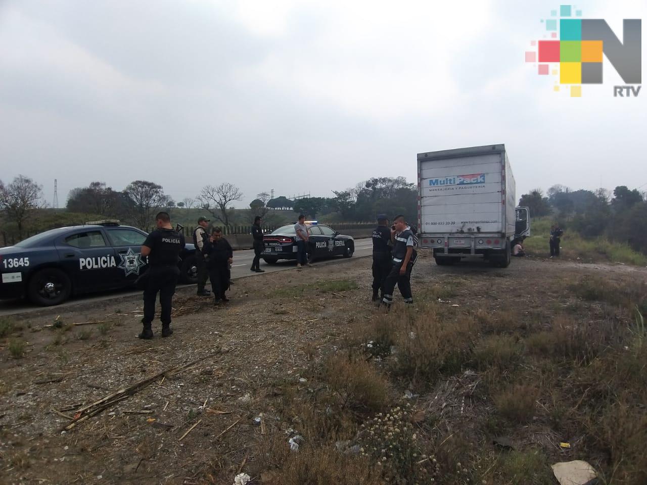 Rescatan a migrantes abandonados en un camión de carga, en Amatlán