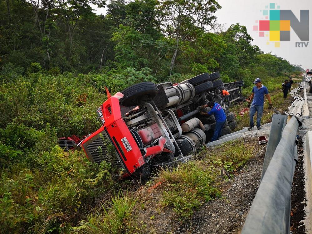Tráiler de empresa refresquera vuelca sobre carretera Las Choapas – Raudales