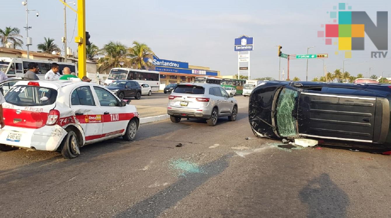 Por exceso de velocidad, camioneta termina volcada tras impactarse con taxi