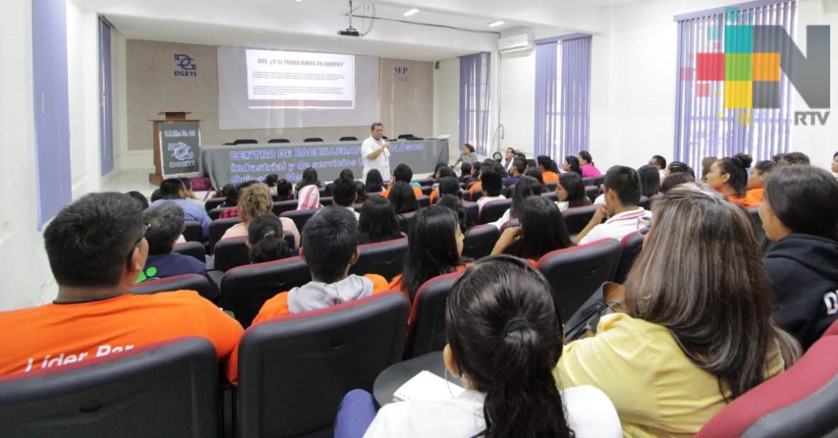 Capacita la Secretaría de Salud a voluntarios en prevención de embarazos adolecentes