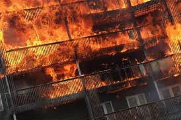 Incendio arrasa edificio de apartamentos en Londres