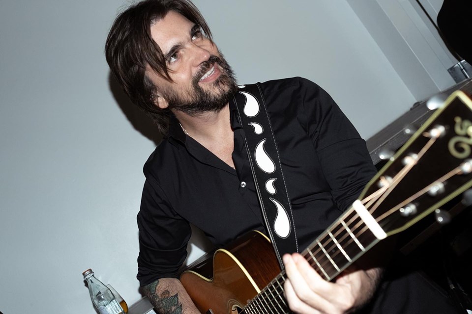 Educación y artes, armas contra migración: Juanes