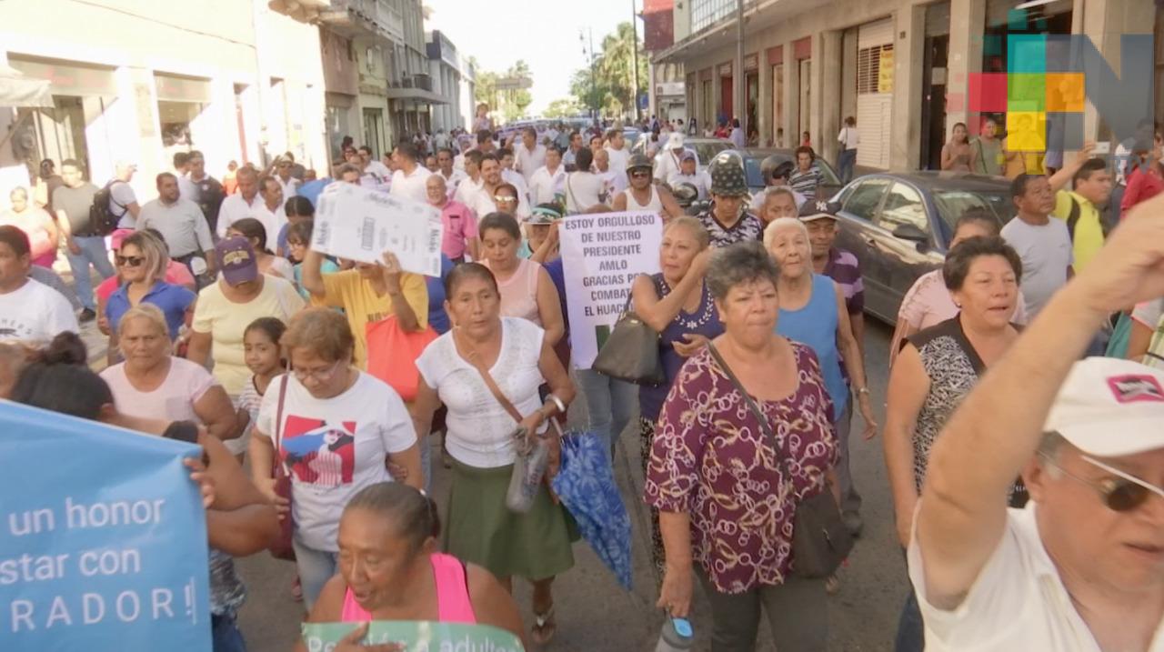 Marchan en el puerto de Veracruz a favor de las acciones del presidente López Obrador