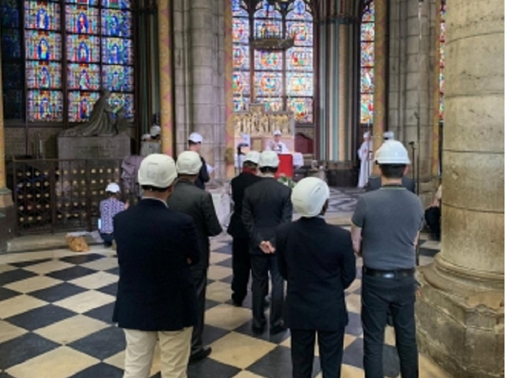 Realizan primera misa en Notre Dame tras incendio