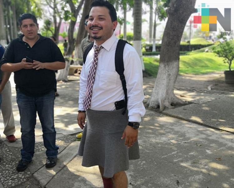 En Coatzacoalcos, universitario asiste a clases con falda
