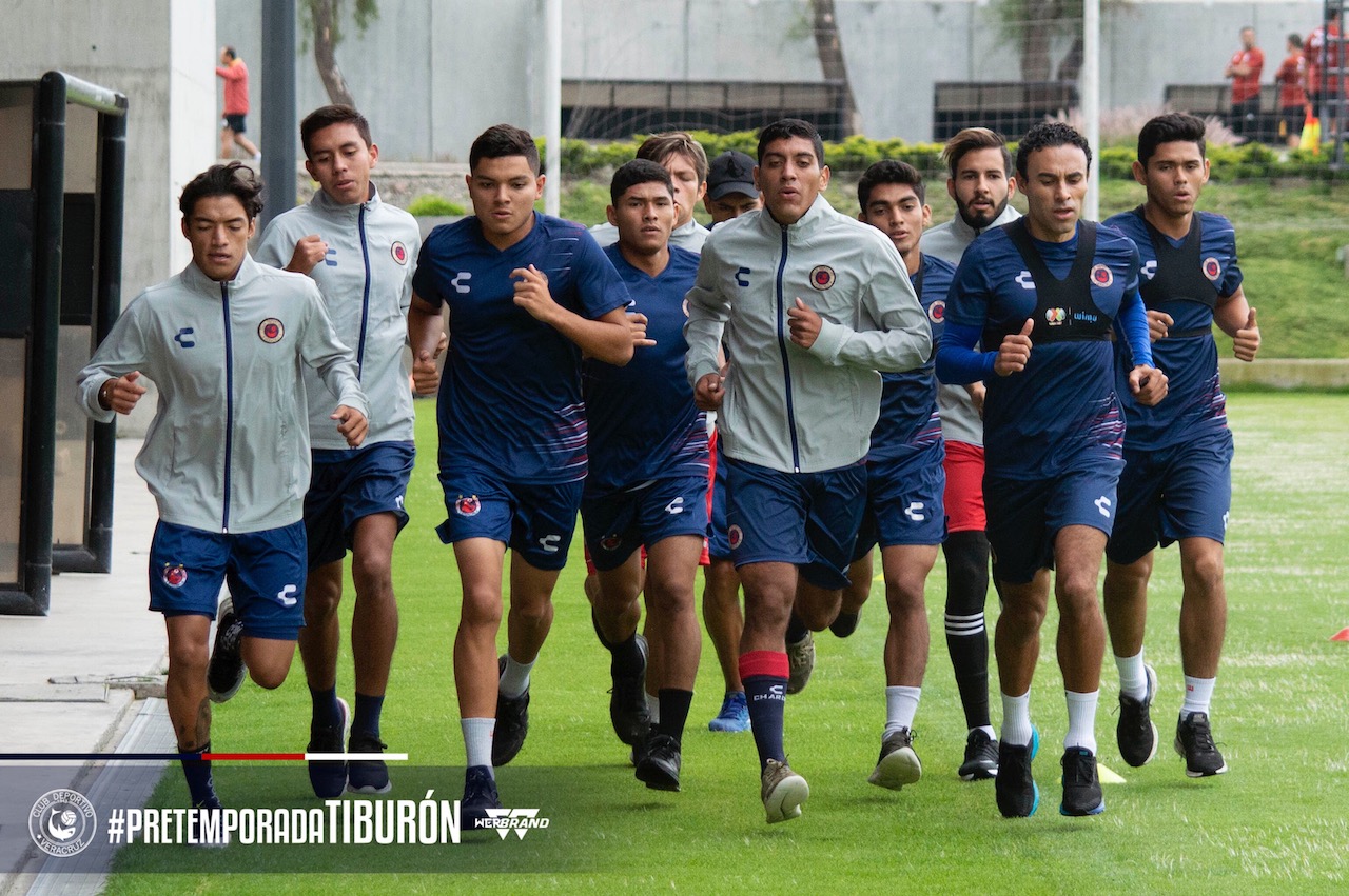 Ocho juveniles trabajan con el primer equipo de los Tiburones Rojos