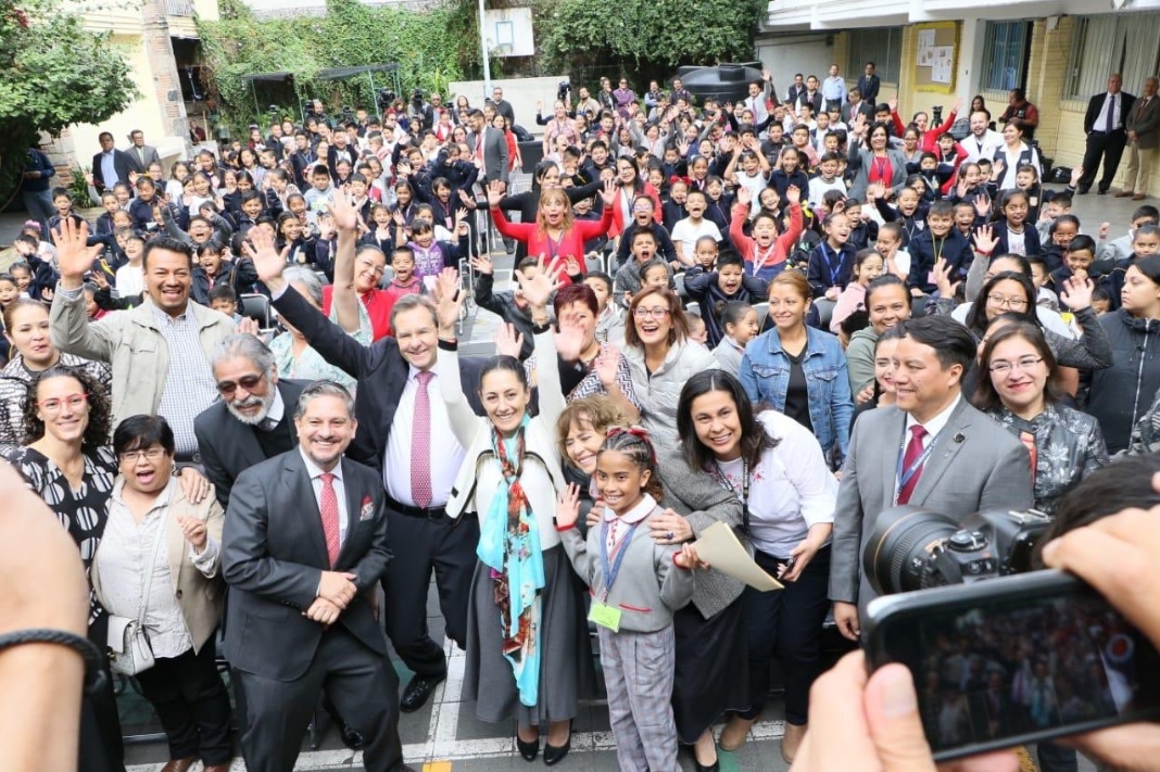Autoridades abren opción para que niñas usen falda o pantalón en uniforme