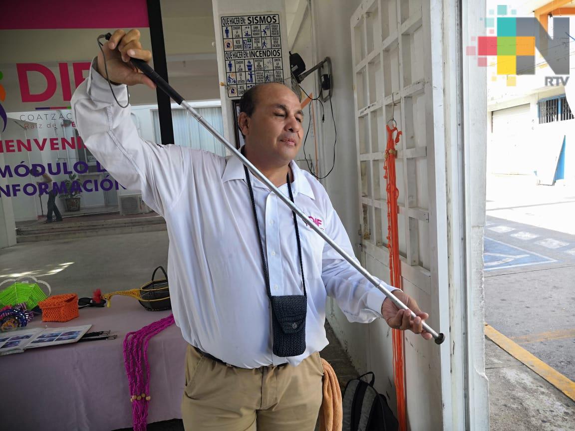 Maestro de manualidades invidente en Coatzacoalcos