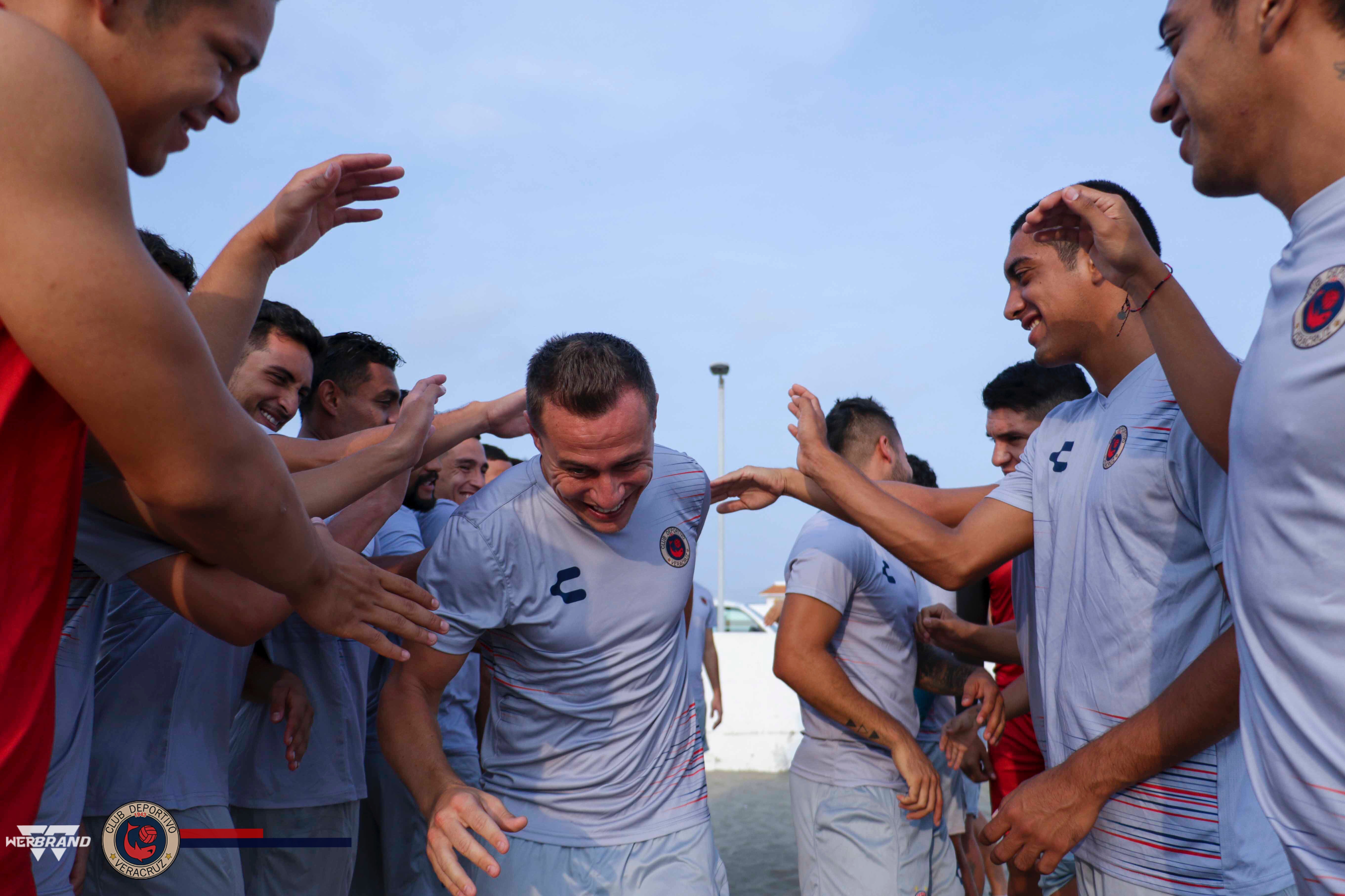 Tiburones Rojos dieron bienvenida al español González