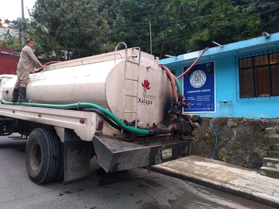 Con pipas de agua abastecen a población de Cosoleacaque del vital líquido
