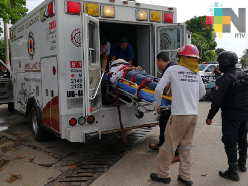 Automóvil impacta a motociclista en avenida de Coatzacoalcos