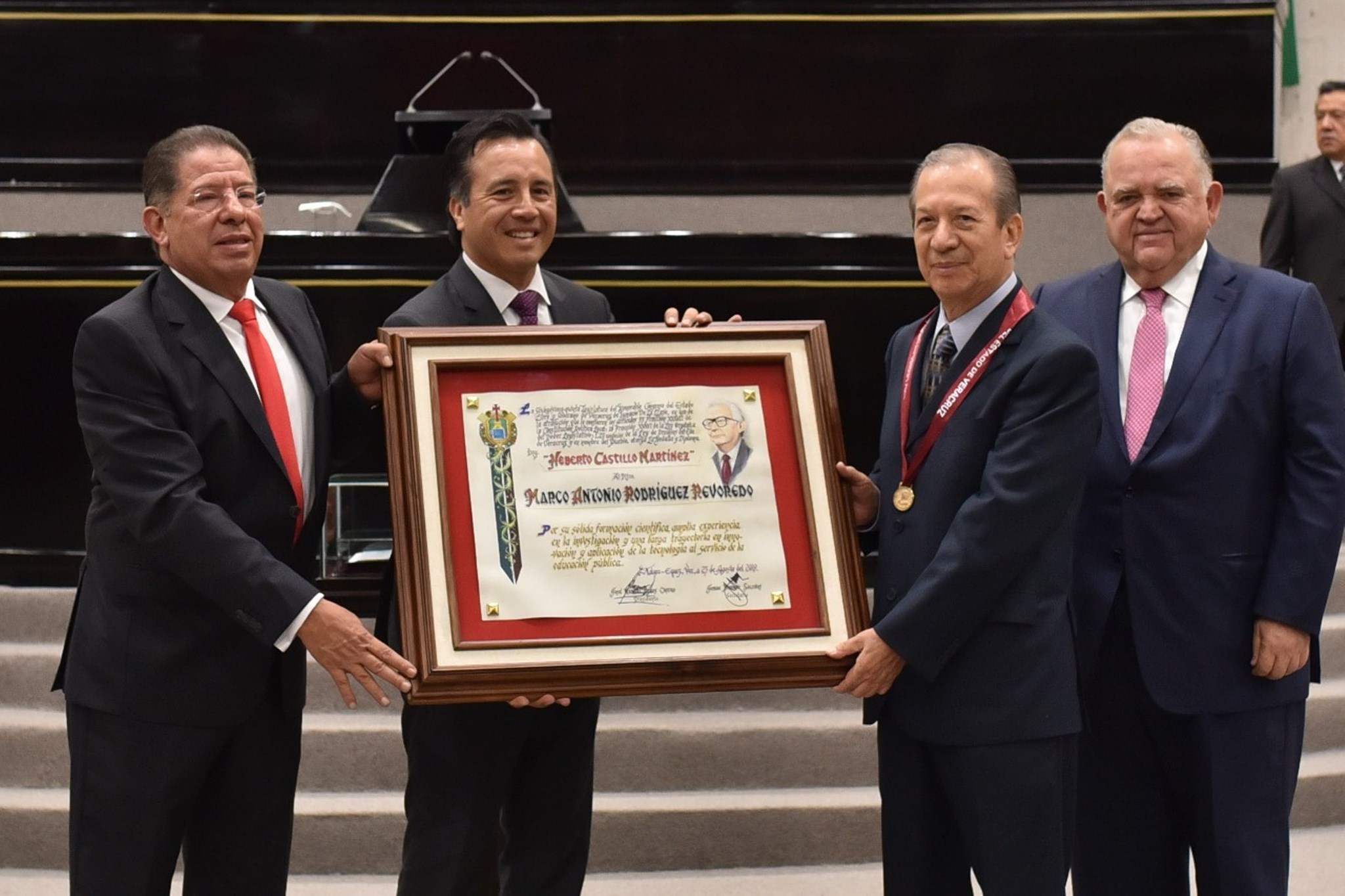 Entregan medalla “Heberto Castillo Martínez” a Marco Antonio Rodríguez Revoredo