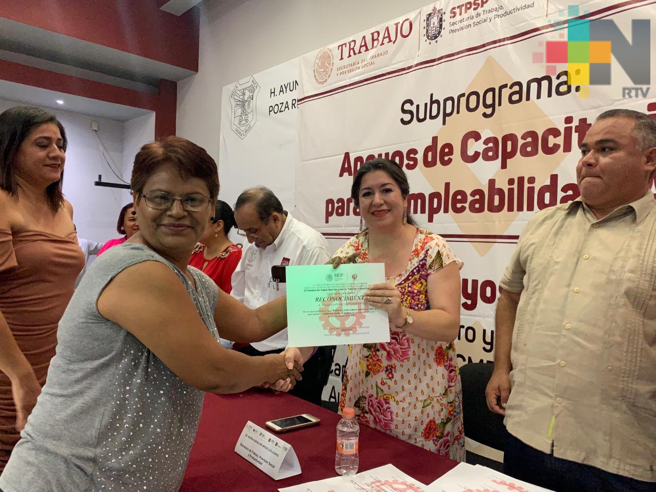Entrega Secretaría de Trabajo más de 600 mil pesos a 160 microempresas, en Córdoba y Poza Rica