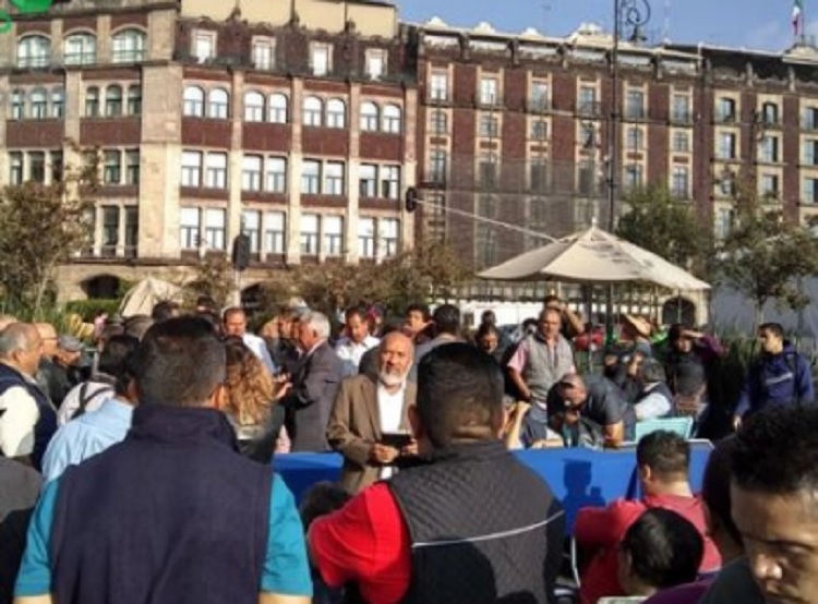 Trabajadores veracruzanos se manifiestan en el Zócalo