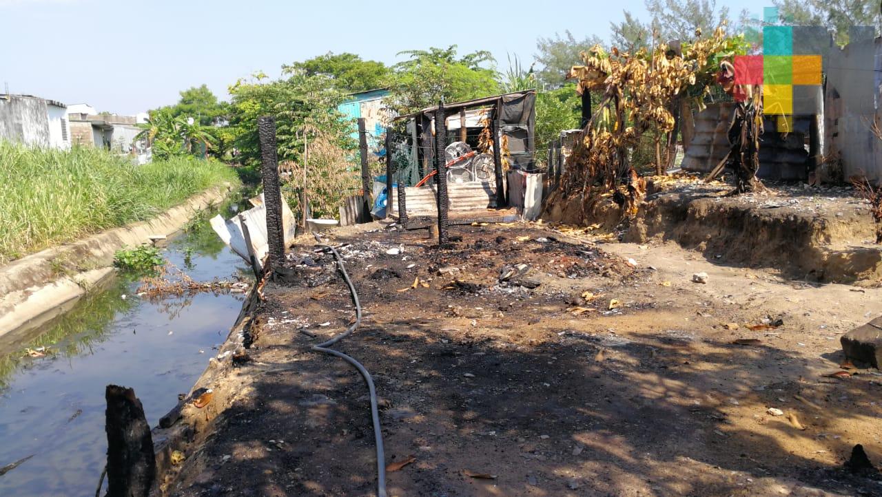 Denuncia señora quema de su vivienda en colonia Coatzacoalcos