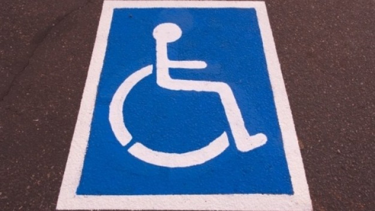 Sancionarán a quienes ocupen lugares de estacionamiento reservados para personas con discapacidad y embarazadas