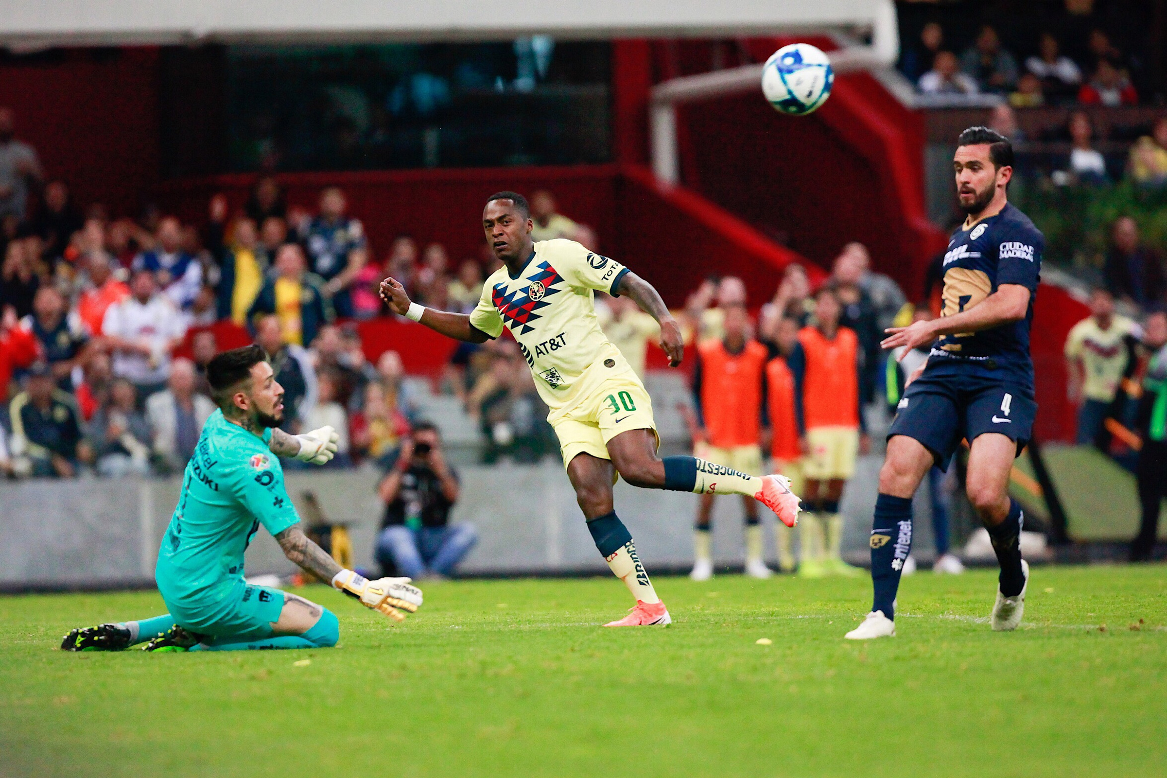 Pumas, con un hombre más, rescata empate ante América