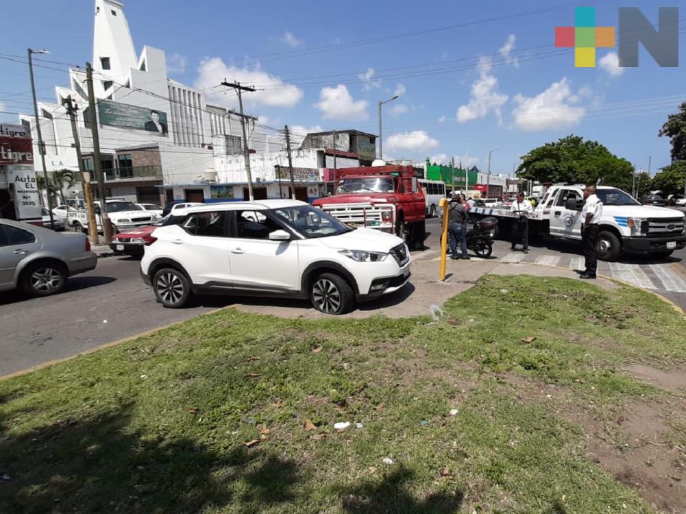 Choque entre camión de volteo y auto deja una persona lesionada y daños materiales