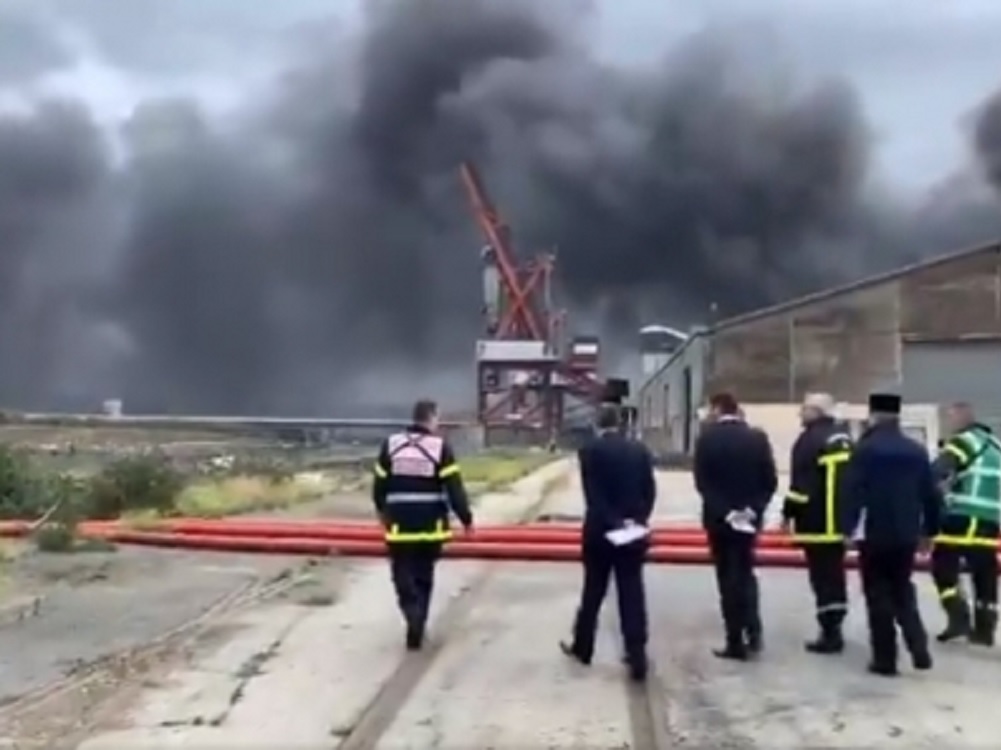 Alarma en Francia por incendio en fábrica de químicos
