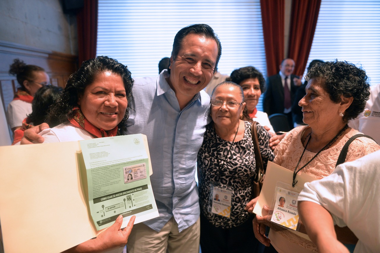 Para unir familias, Gobierno de Veracruz entrega visas a padres de migrantes