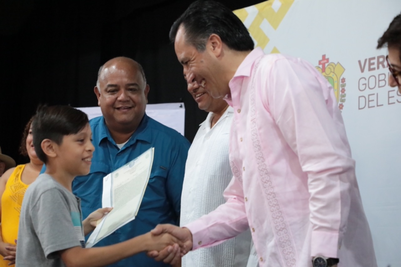 Encabezó el gobernador Cuitláhuac García entrega de actas de nacimiento en Tierra Blanca
