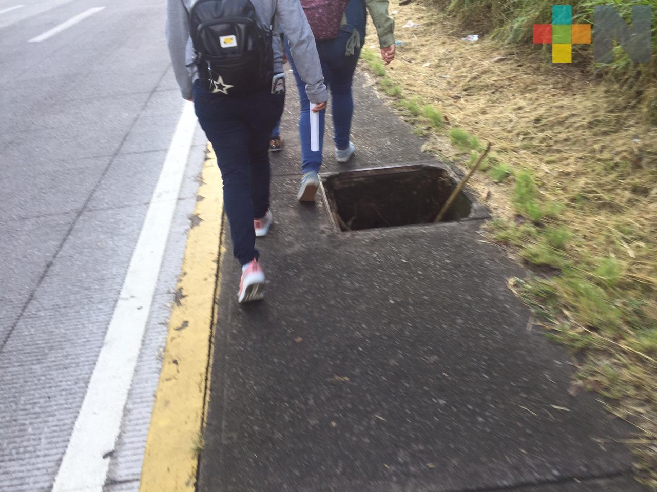 Coladeras sin tapa en Circuito Presidentes