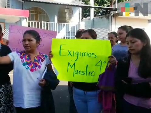 Padres de familia toman escuela primaria de Córdoba, exigen profesor