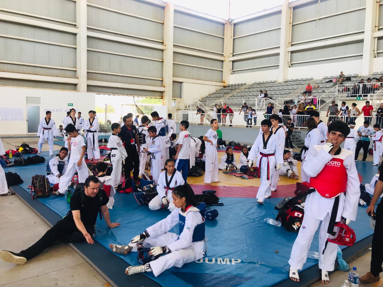 Dan seguimiento a taekwondoines medallistas