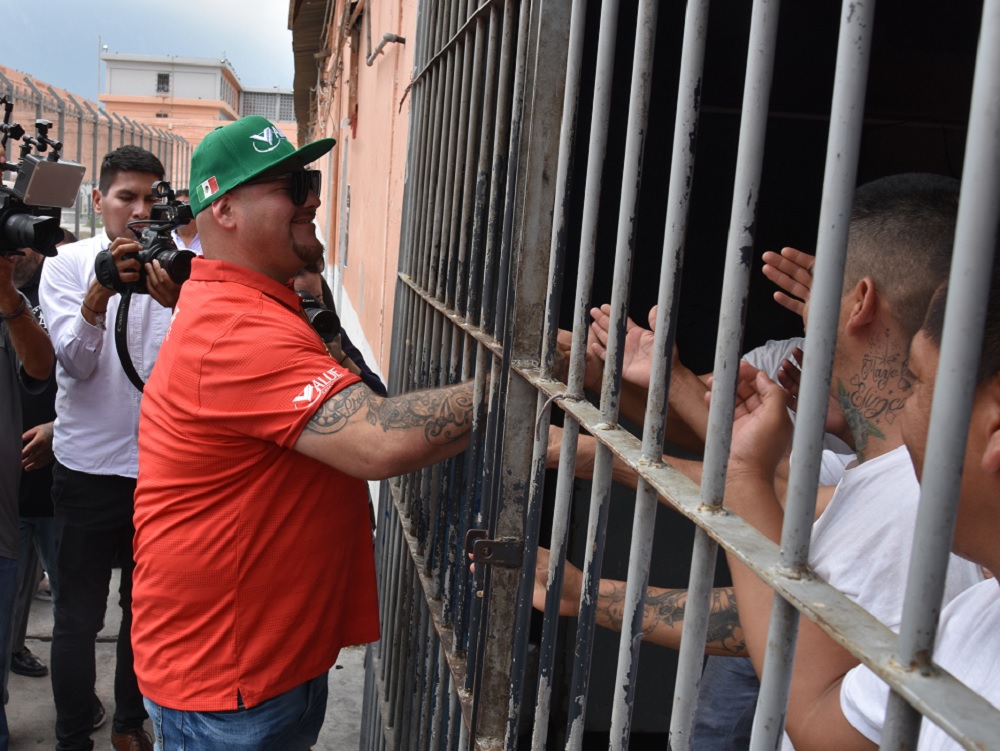 “¡Ánimo cabrones!”, dice Andy Ruiz a reclusos del penal del Topo Chico