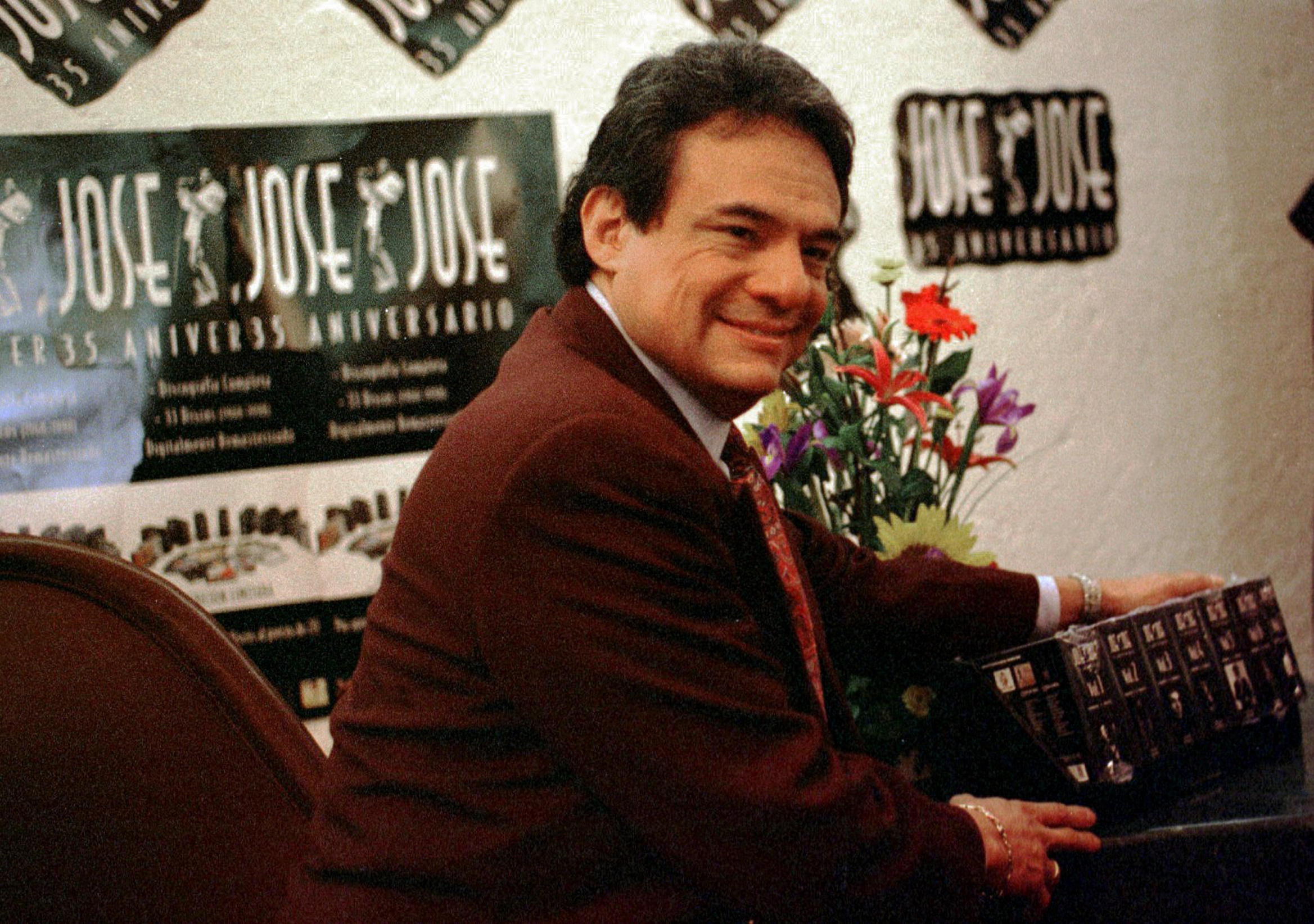 ¡Aparece José José!; velan sus restos en Florida