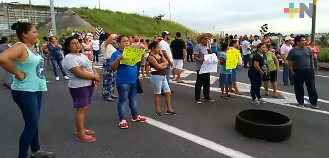 Bloquean carretera Veracruz-Cardel en demanda de servicio de agua potable