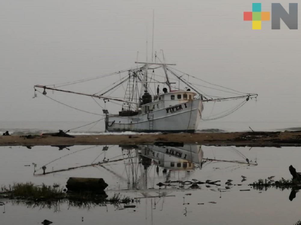 Condiciones climáticas impiden mover embarcación encallada en playa de Coatzacoalcos