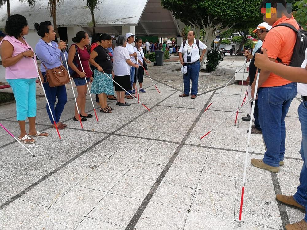 En Coatzacoalcos imparten taller de uso y orientación de bastón blanco